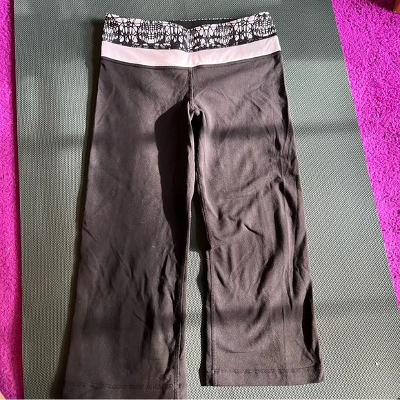 Reversible Lululemon Groove Crop SZ 4-Glacier Lace/Black - Picture 1 of 13